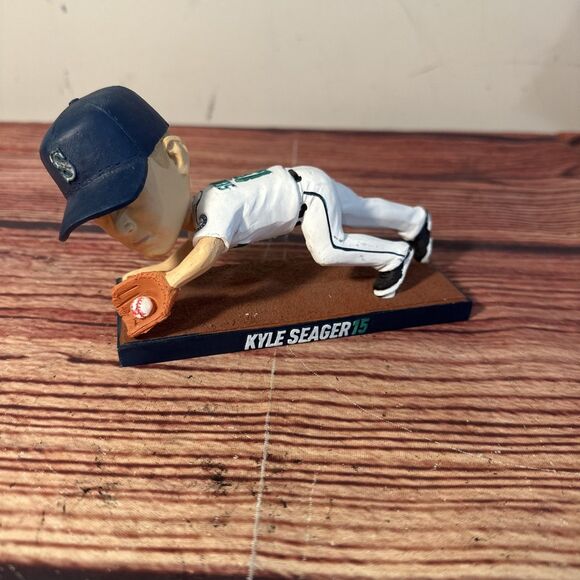 Kyle Seager 2017 SGA Diving Stop Bobblehead #15 Seattle Mariners - Picture 1 of 10